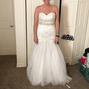 Brand new trumpet style wedding gown.